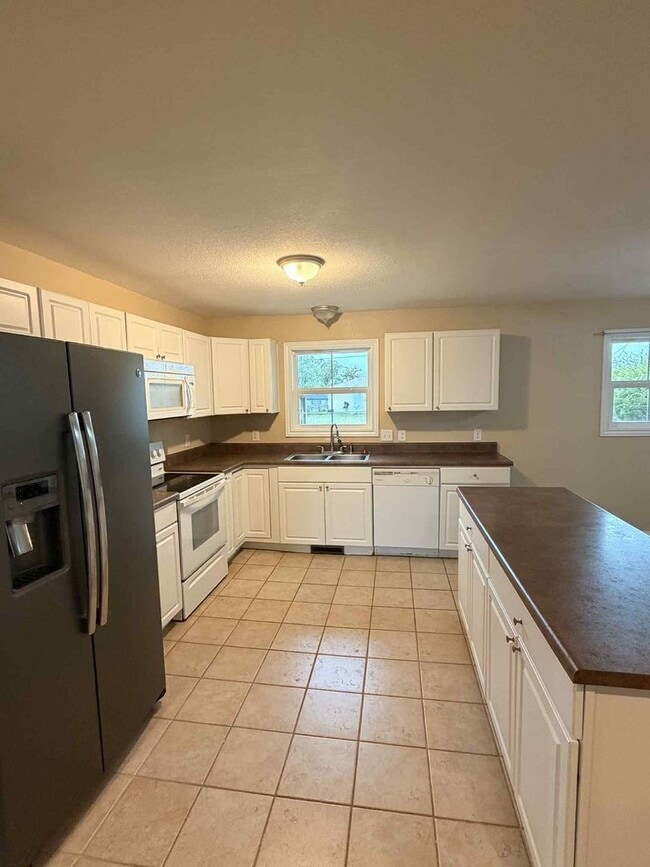 Foto del edificio - BEAUTIFUL 3 BEDROOM / 2 BATHROOM HOME IN J...