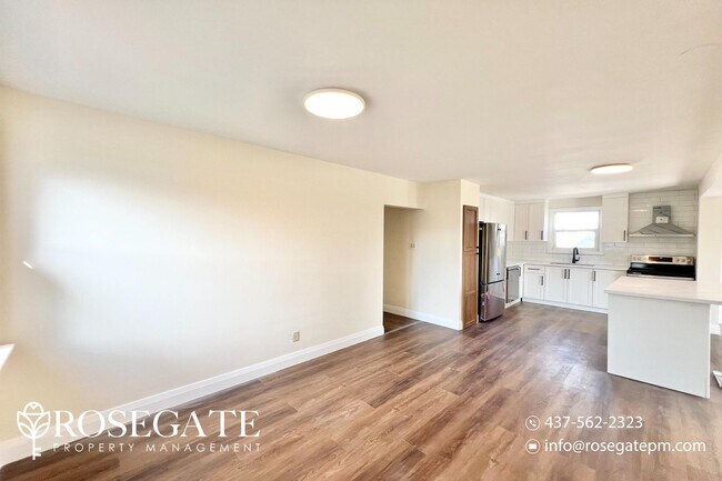 Photo du bâtiment - Spacious 3-Bedroom Main Floor Unit in Kitc...