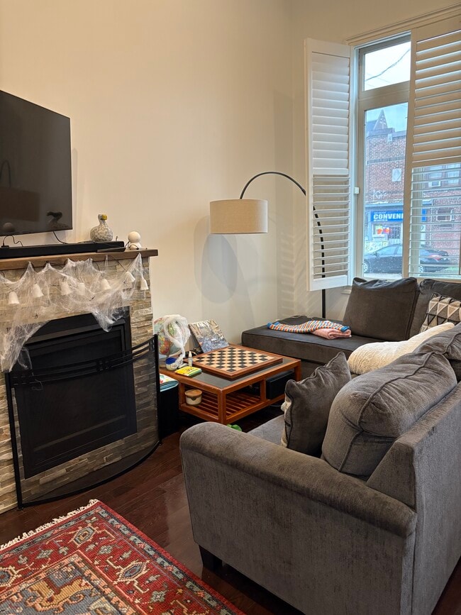 Building Photo - 287 Kingswood Rd