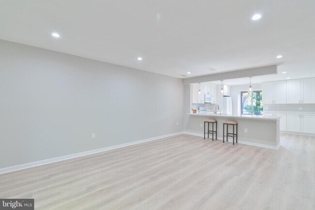 Building Photo - 8748 Ridge Hollow Ct
