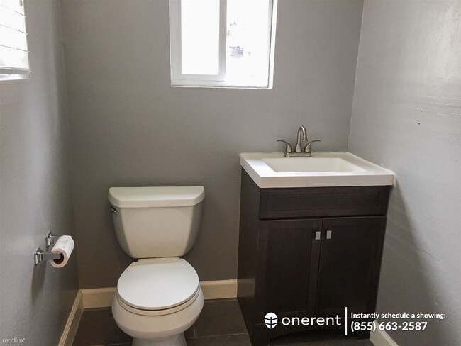 Building Photo - 2 br, 1.5 bath Apartment - 2817 1/2 22nd St.