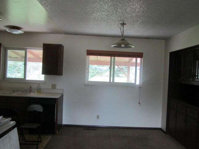Building Photo - 490 Carmen St