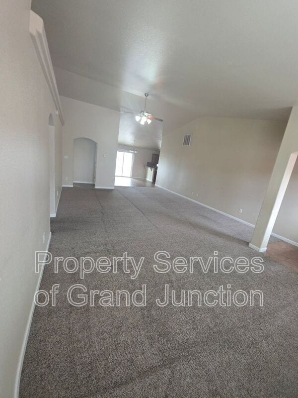 Building Photo - 3018 Oakwood Dr