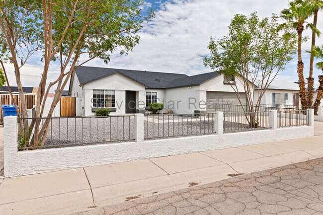 Building Photo - 1408 E Carson Rd