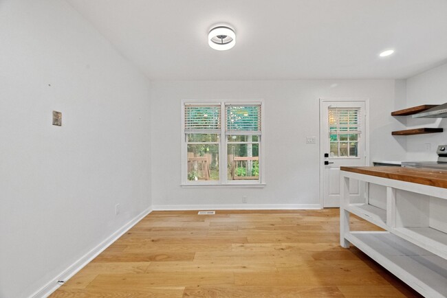Building Photo - GORGEOUS 3 Bedroom, 2 Bathroom Cape Cod Ho...