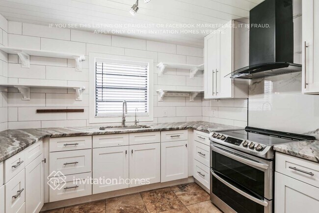 Foto del edificio - 6708 Commodore Way