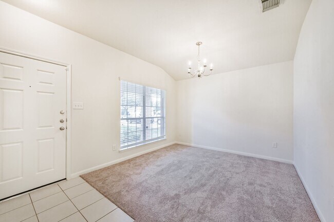 Foto del edificio - OFFERED BY PRECISION REALTY & MANAGEMENT