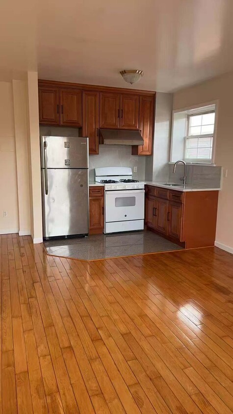 Primary Photo - 1418 117th St