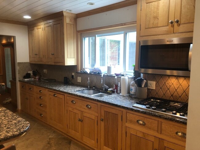 Kitchen - 6765 Dawson Rd