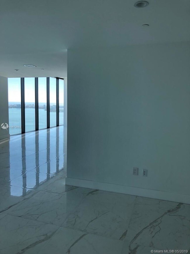 Foto del edificio - 650 NE 32nd St
