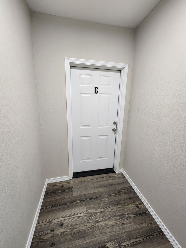 Building Photo - Spacious 2-Bedroom, 1-Bathroom Home AVAILABLE NOW!!