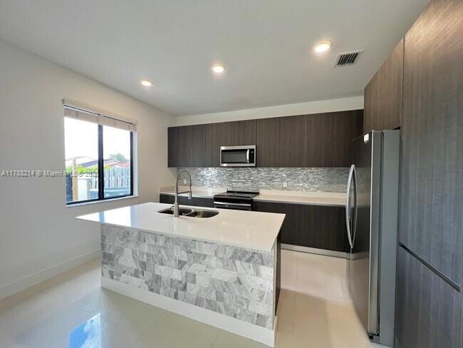 Foto del edificio - 492 SW 91st Pl