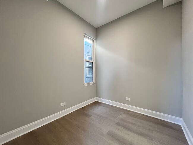 Building Photo - 2855 W Belmont Ave