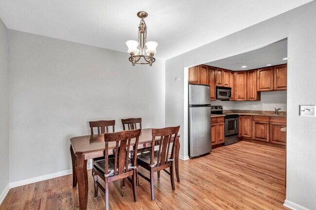 Building Photo - 5400 Astor Ln