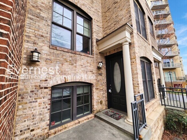 Building Photo - 711 Cosmopolitan Dr NE