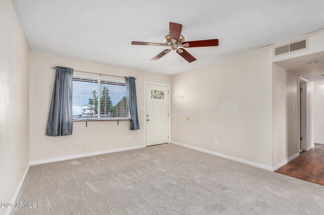 Foto del edificio - 2323 E Kathleen Rd