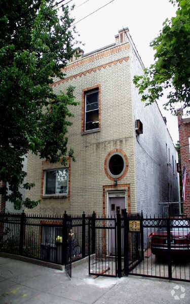 Primary Photo - 1846 White Plains Rd