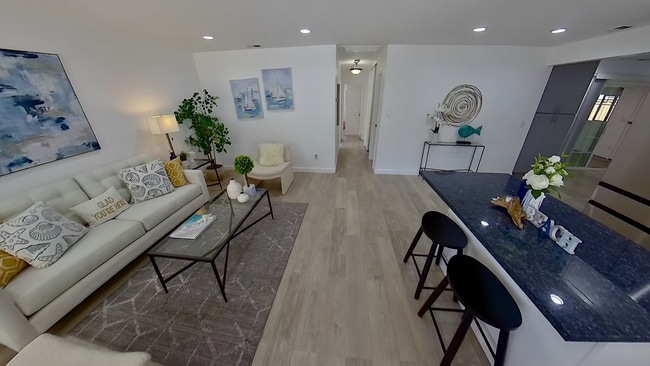 Amplio salón (muebles para puesta en escena) - 471 Serenade Way