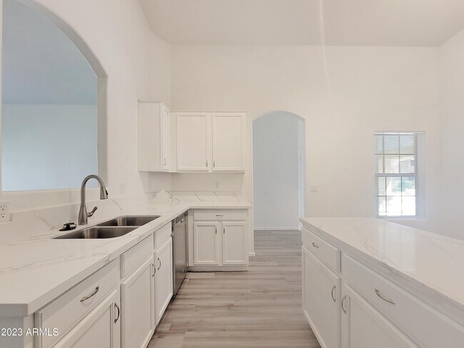 Foto del edificio - 17470 W Elizabeth Ave