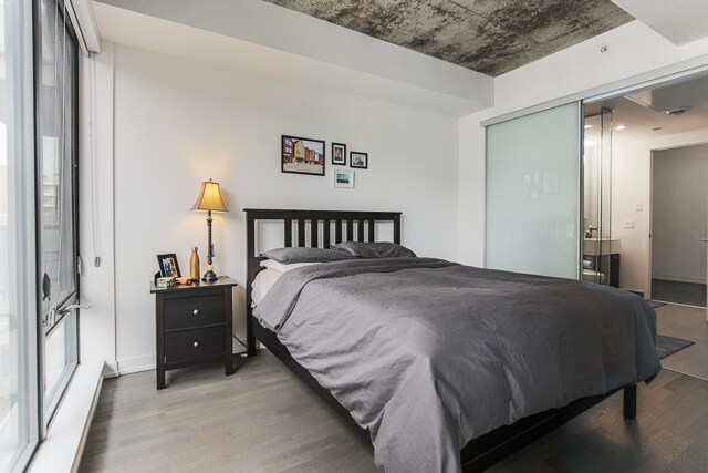 Photo du bâtiment - 560-560 King St W
