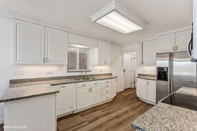 Building Photo - 413 3200 S