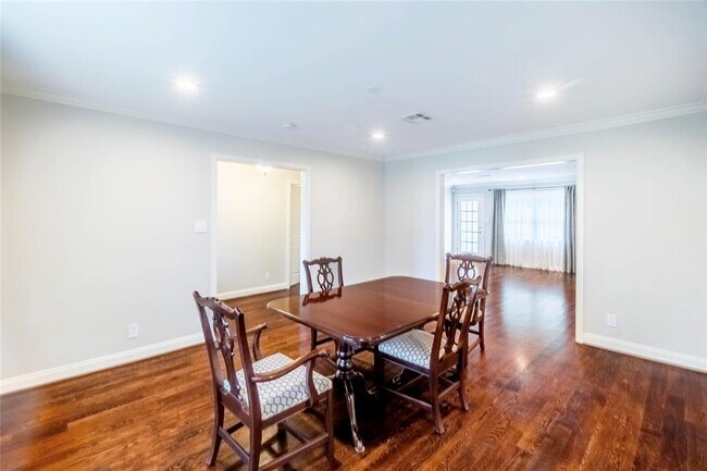 Building Photo - 627 Attingham Dr