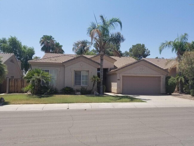 Building Photo - 875 W Aloe Pl