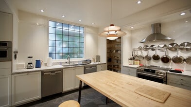 Building Photo - G-House