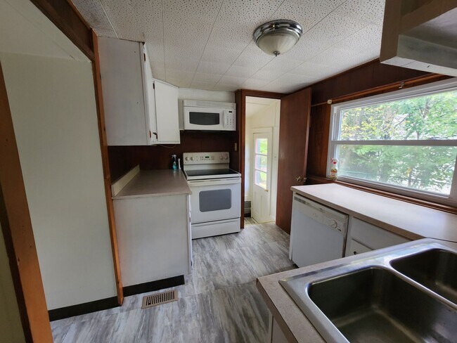 Foto del edificio - 3 Bedroom 1 bath HomeCharming Updated Home in Quiet Bedford Neighborhood