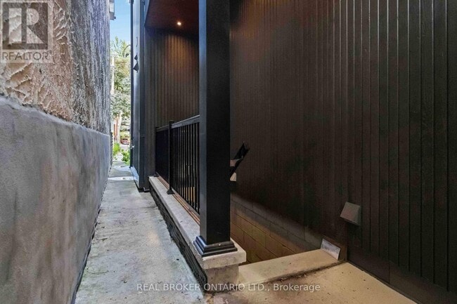 Building Photo - 182 De Grassi St