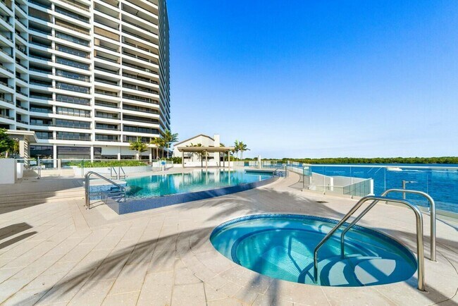 Foto del edificio - 100 Lakeshore Dr