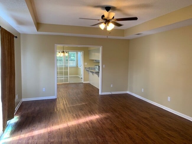 Building Photo - Gorgeous Home in Blue Pool Subdivision.
