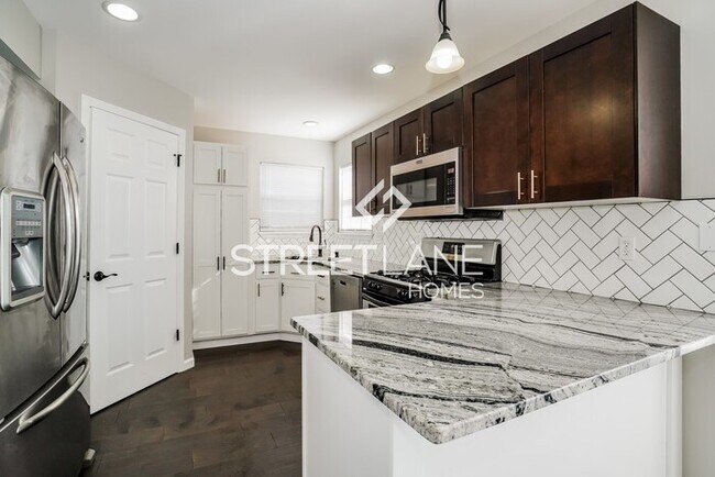 Building Photo - REDUCED!