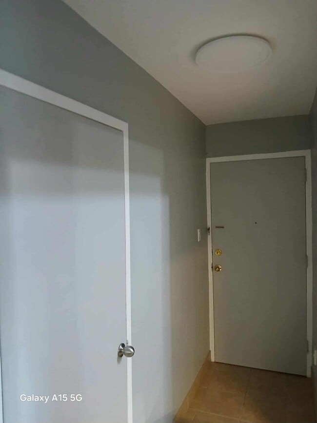 Entrance hallway - 685 Wonderland Rd S