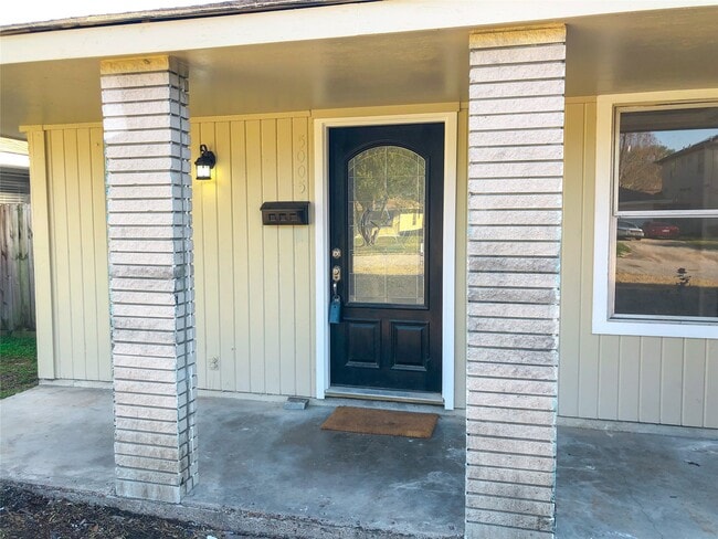 Building Photo - 5005 De Milo Dr