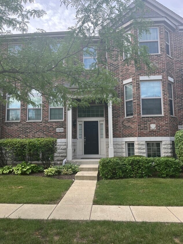 27W710 N Meadowview Dr, Winfield, IL 60190 Townhome Rentals in