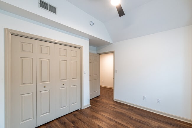 Building Photo - 632 Applegate Ln