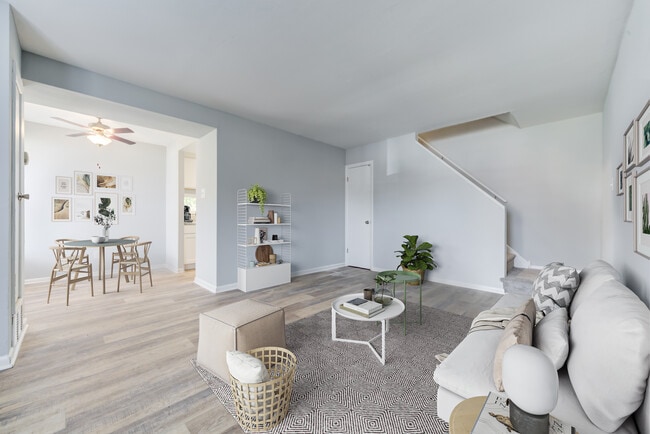 Building Photo - Franklin Square Townhomes