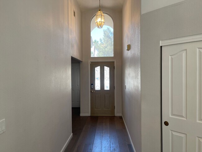 Building Photo - Charming 3-Bedroom Home Backing to Greenway with Golf Course Access