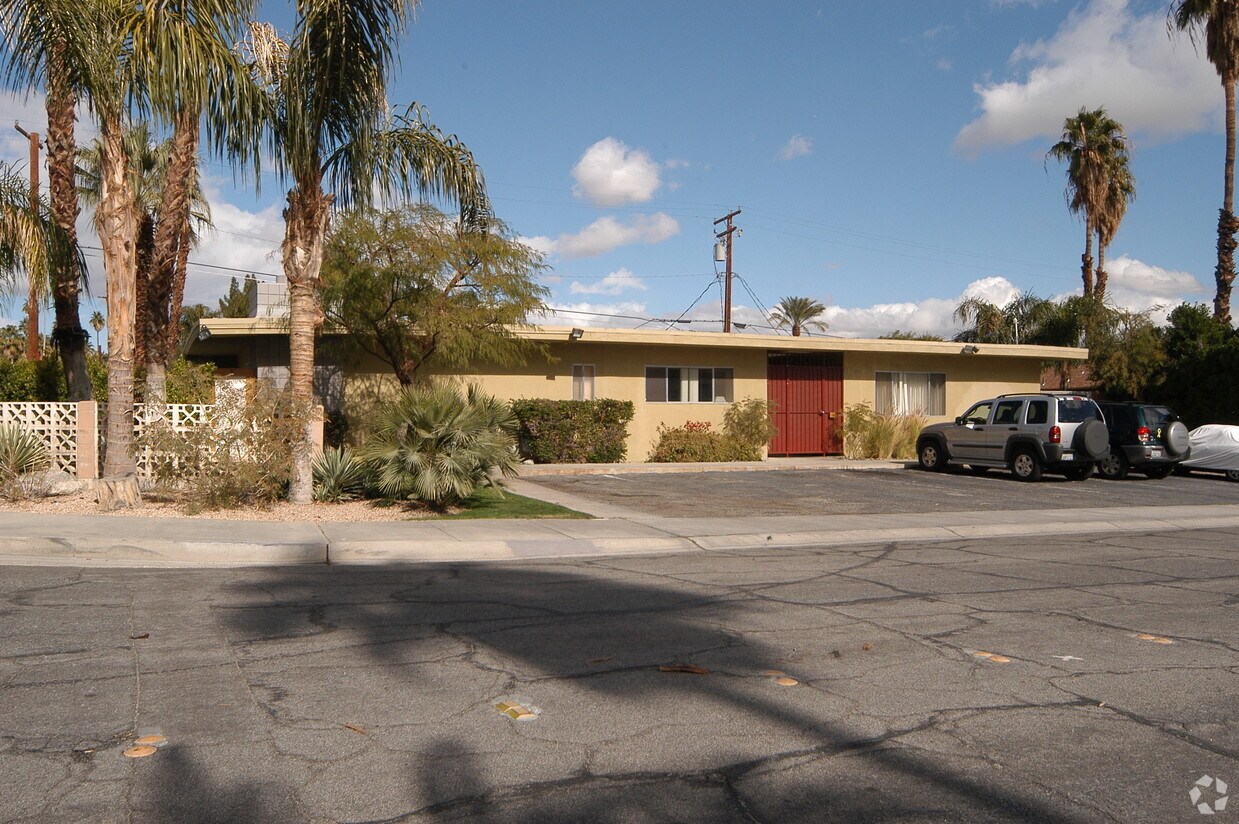 Primary Photo - 1540 N Chaparral Rd