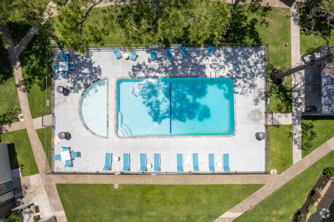 Pool - Hollister Apartments