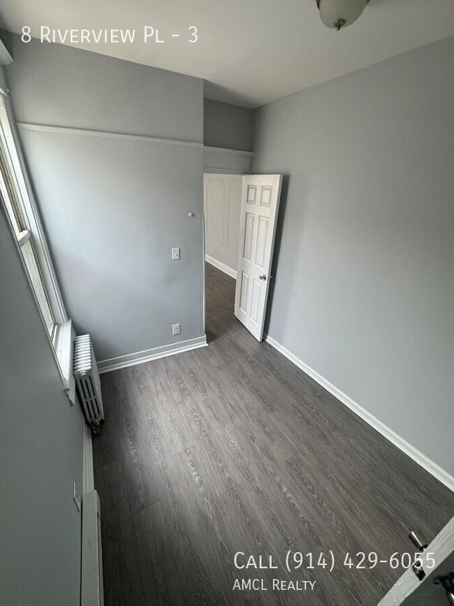 Building Photo - 8 Riverview Pl