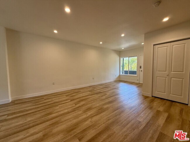 Foto del edificio - 6350 Willoughby Ave