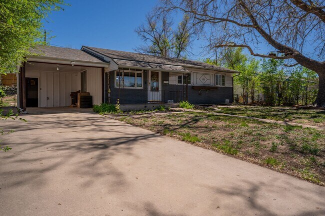 Foto del edificio - 3 Bed 1 Bath Home In Near Fort Carson!!
