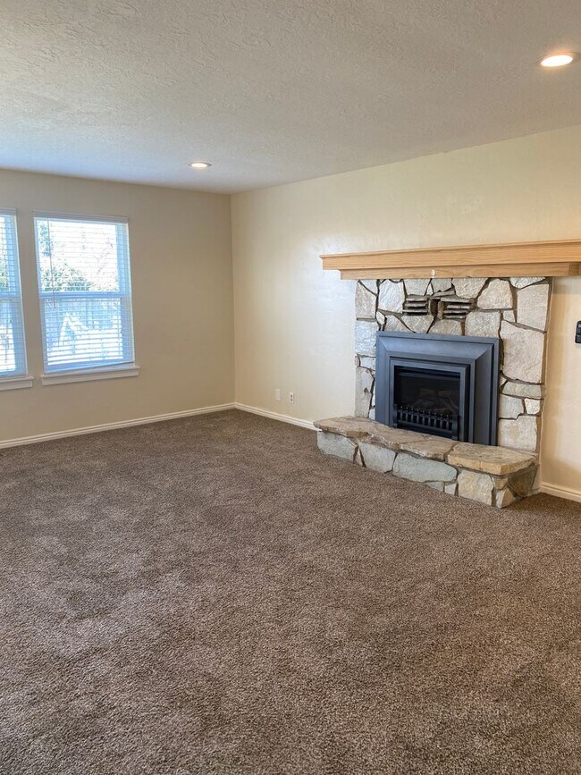Building Photo - Large 4 bedroom 3 bath top floor duplex