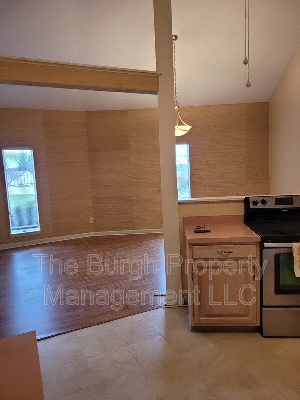 Building Photo - 233 Greenwood Dr