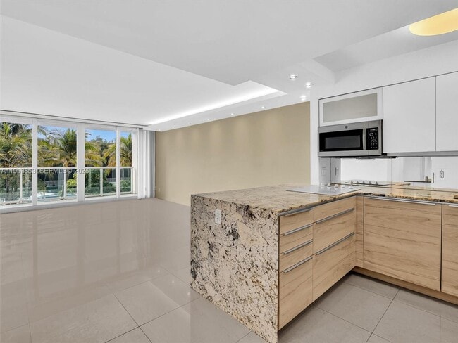 Foto del edificio - 100 Bayview Dr