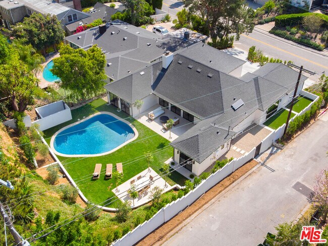 Foto del edificio - 2288 Coldwater Canyon Dr