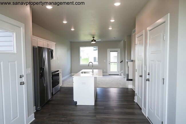 Foto del edificio - "Modern Elegance: A Must-See Two-Story Hom...