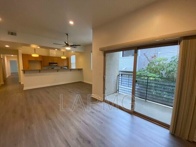 Foto del edificio - 6428 Woodley Ave